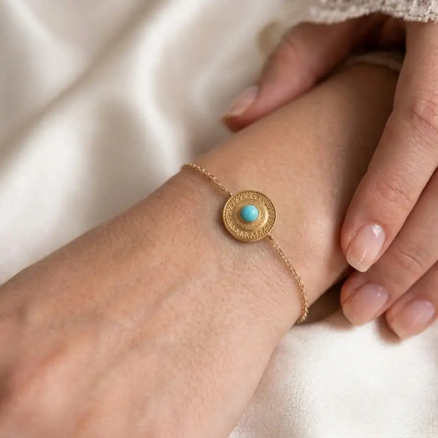 Bracelet Médaille Texturée et Pierre Turquoise – Go Mademoiselle