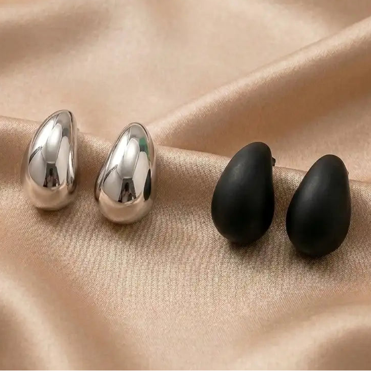 Duo de Boucles d'Oreilles LH : L'Alliance du Chic Métallisé et du Mat Minimaliste