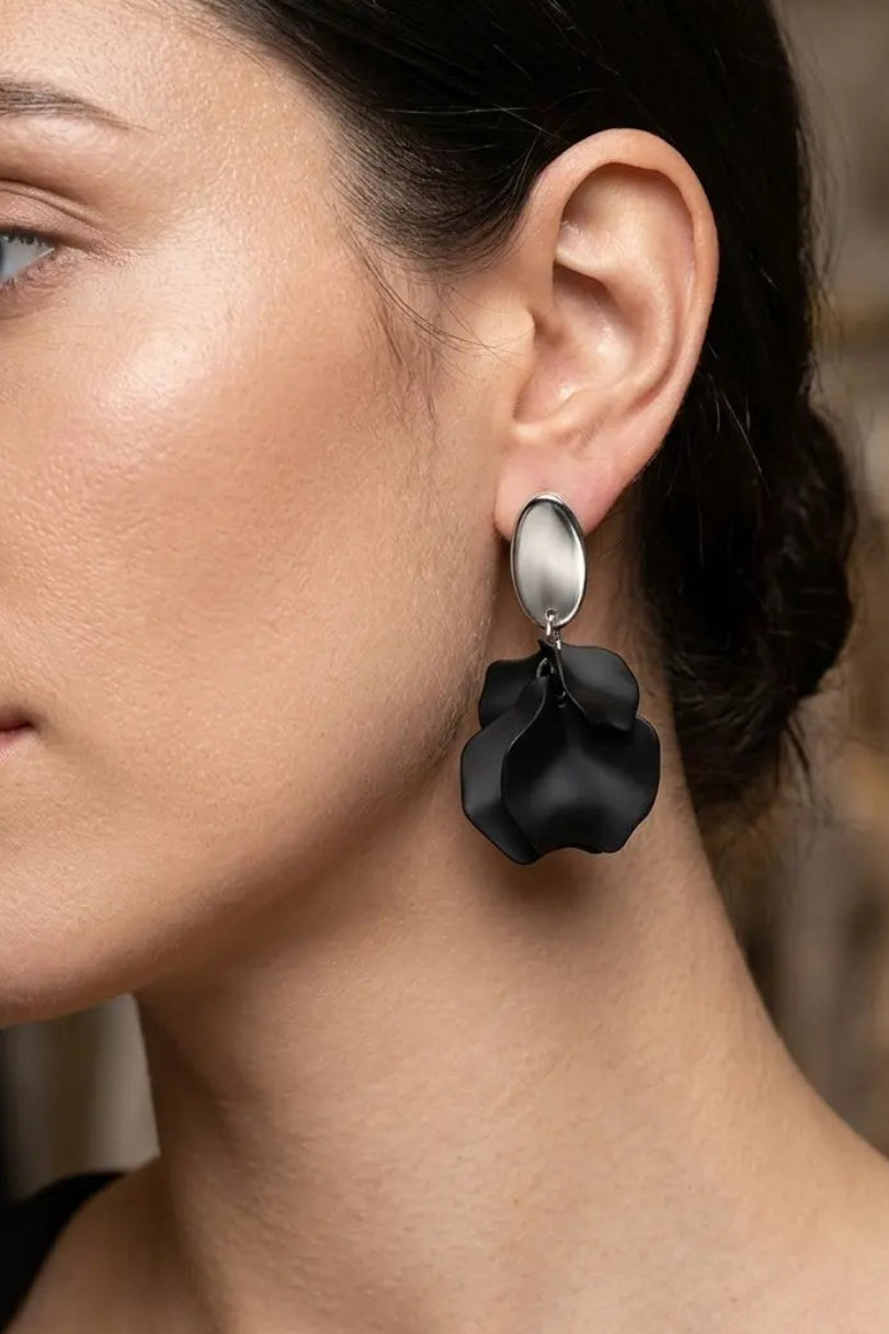 Boucles d'oreilles pendantes LH – Pétales Noir Mat et Puces Ovales Argentées - LH