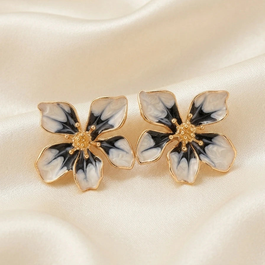 Boucles d'Oreilles Puces "Fleur Émaillée" – Noir, Blanc & Doré