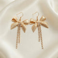Boucles d'Oreilles Pendantes Nœud Doré & Cascades de Strass
