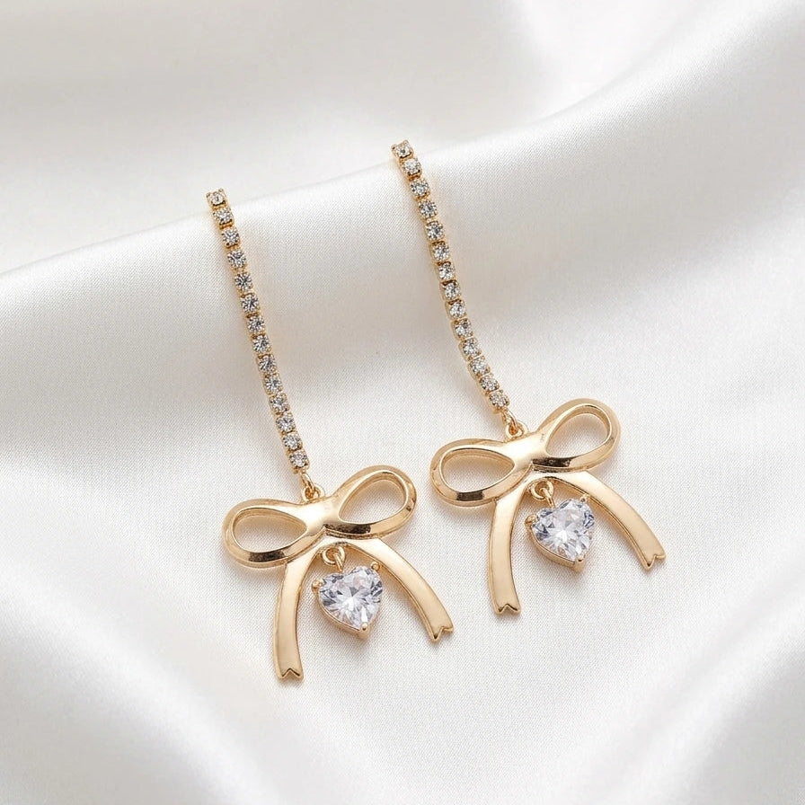Boucles d'Oreilles Pendantes "Nœud Doré" – Cœur Étincelant