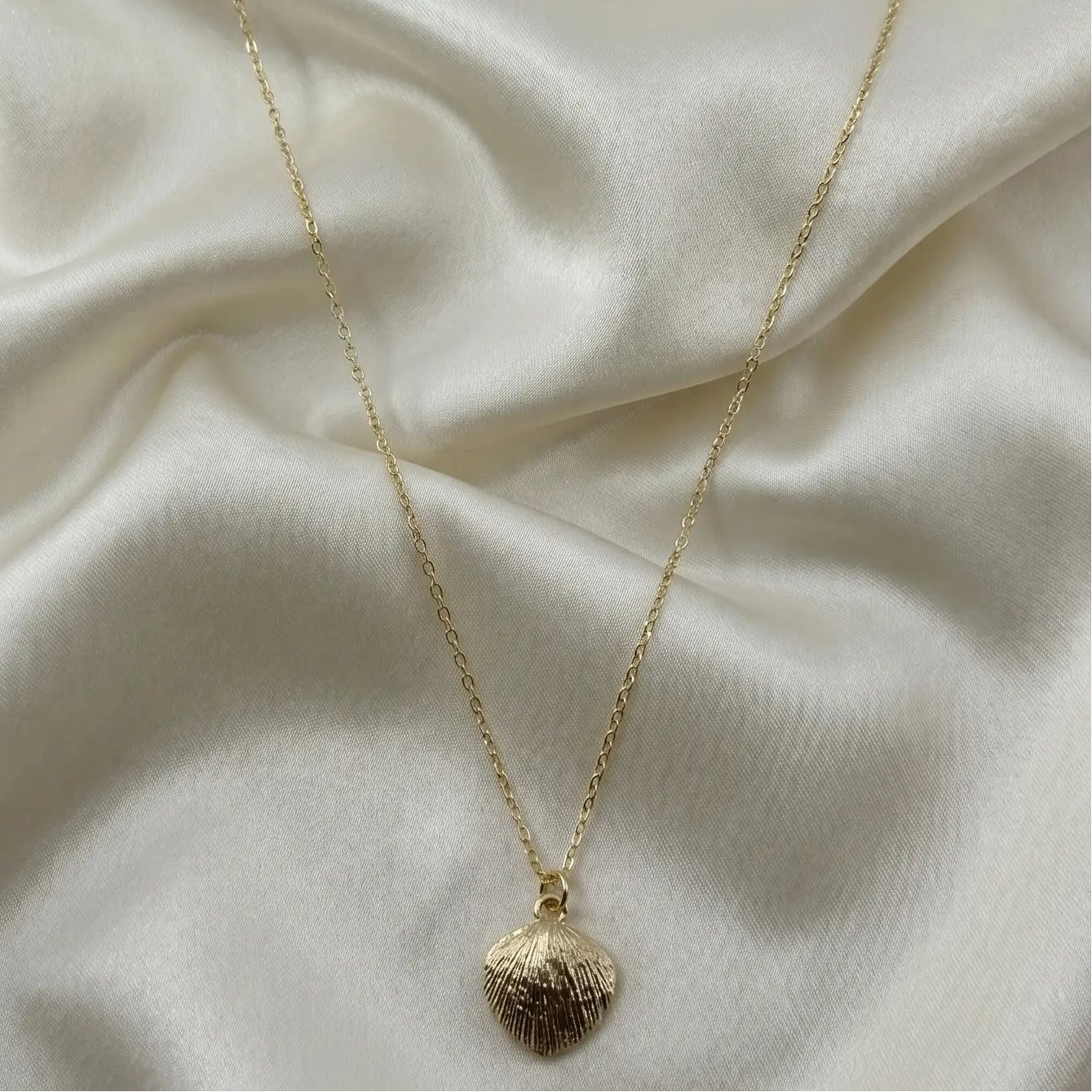 Collier Triple Chaîne "Éclat Solaire" – Collection LH