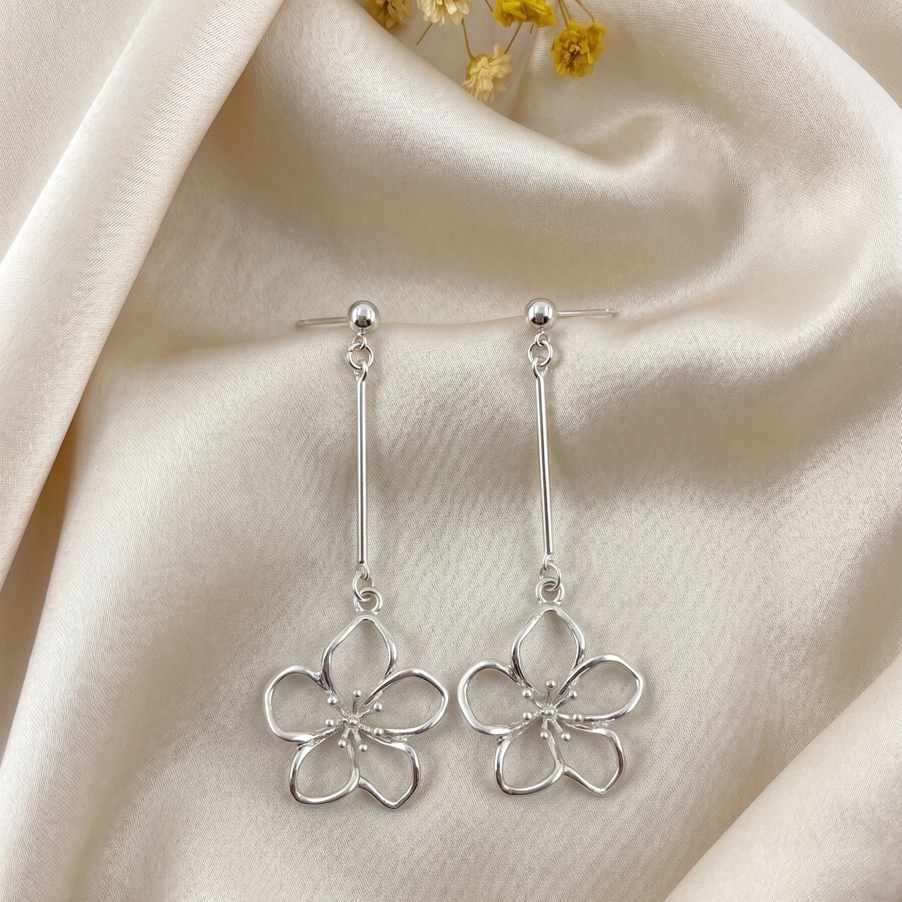 Boucles d'oreilles pendantes fleurs ajourées – Collection LH
