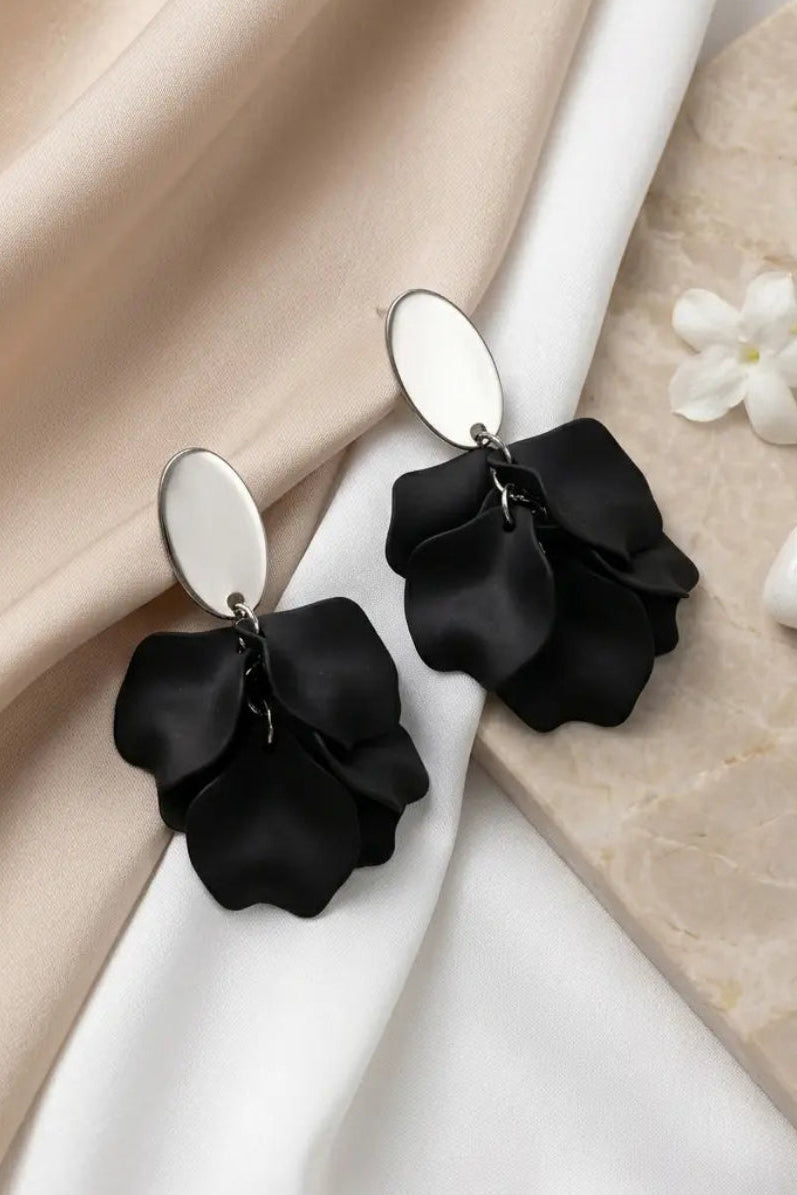 Boucles d'oreilles pendantes LH – Pétales Noir Mat et Puces Ovales Argentées - LH