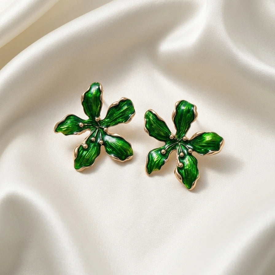Boucles d'oreilles puces fleurs émaillées vert et or