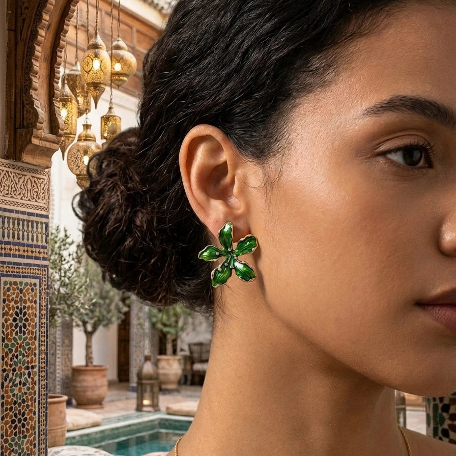 Boucles d'oreilles puces fleurs émaillées vert et or