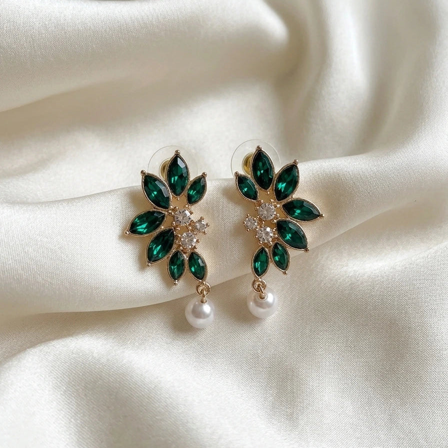 Boucles d'oreilles puces ornées de strass verts et perle
