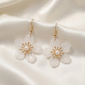 Boucles d'oreilles pendantes fleur blanche