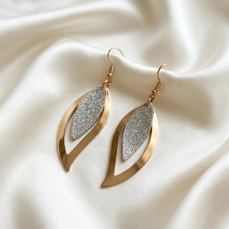 Boucles d'oreilles pendantes feuilles dorées et pailletées