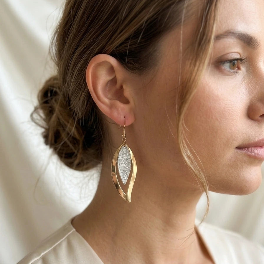Boucles d'oreilles pendantes feuilles dorées et pailletées
