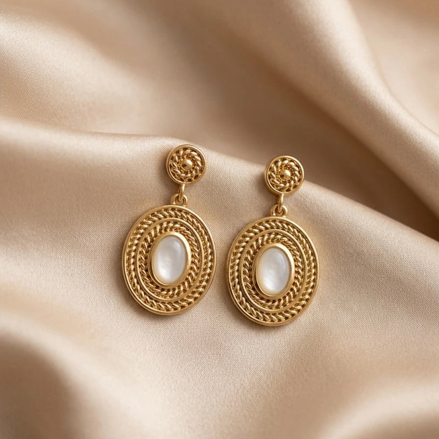 Boucles d'Oreilles Pendantes "Égérie" en Plaqué Or et Nacre – Go Mademoiselle