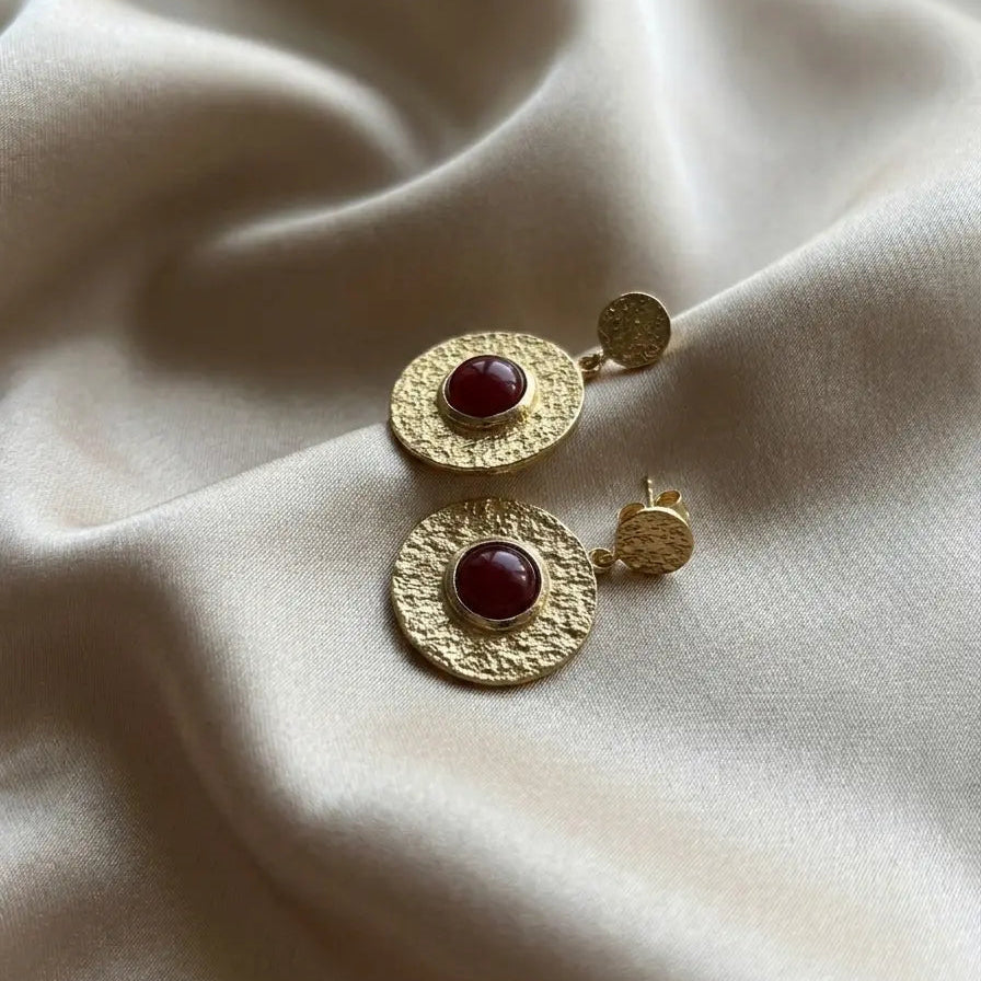 Boucles d'Oreilles Pendantes "Aura" en Plaqué Or et Pierre Grenat – Go Mademoiselle