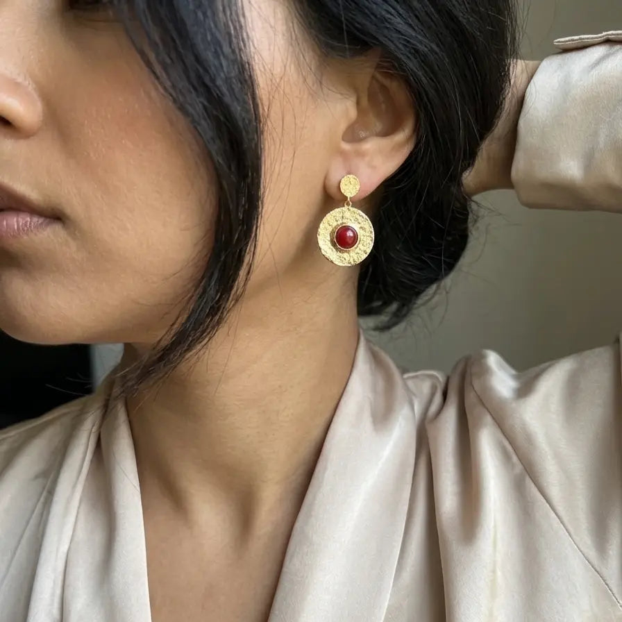 Boucles d'Oreilles Pendantes "Aura" en Plaqué Or et Pierre Grenat – Go Mademoiselle