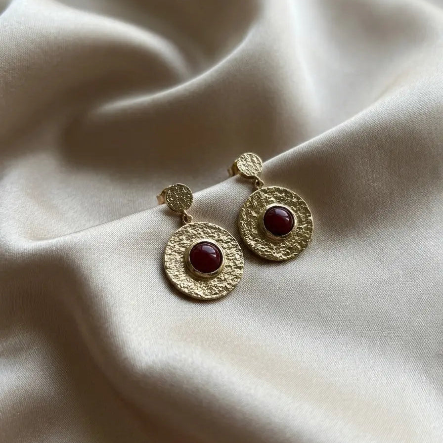 Boucles d'Oreilles Pendantes "Aura" en Plaqué Or et Pierre Grenat – Go Mademoiselle