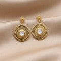 Boucles d'Oreilles Pendantes "Aura" en Plaqué Or et Nacre Blanche – Go Mademoiselle