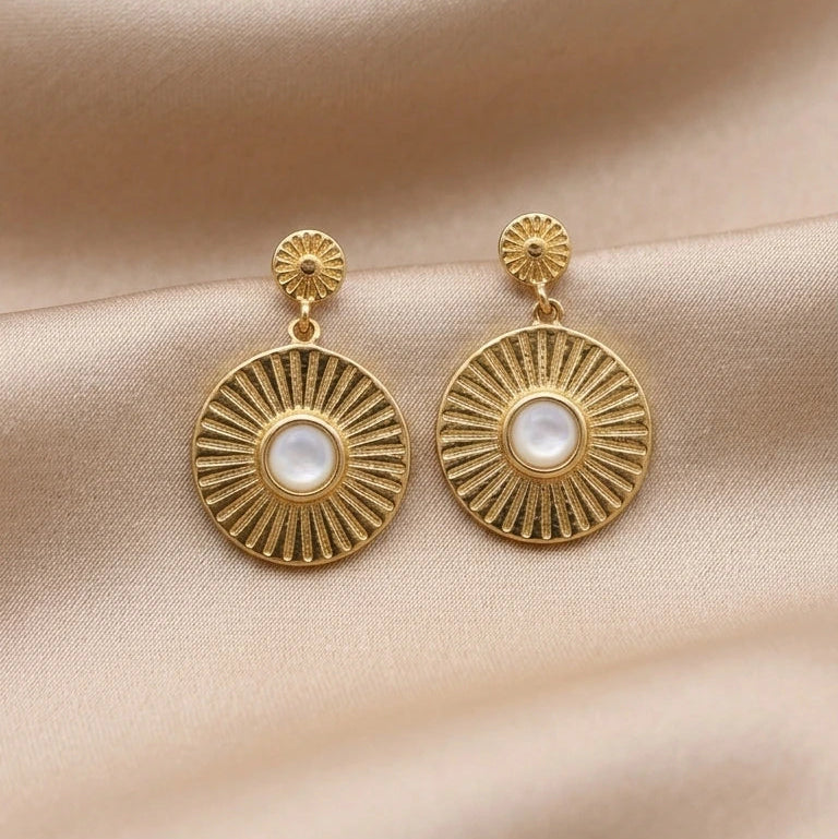 Boucles d'Oreilles Pendantes "Aura" en Plaqué Or et Nacre Blanche – Go Mademoiselle