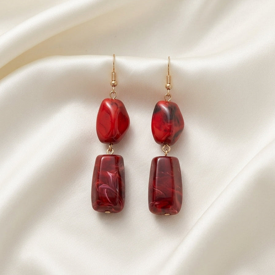 Boucles d'oreilles pendantes bicolores en résine effet marbré rouge