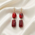 Boucles d'oreilles pendantes bicolores en résine effet marbré rouge