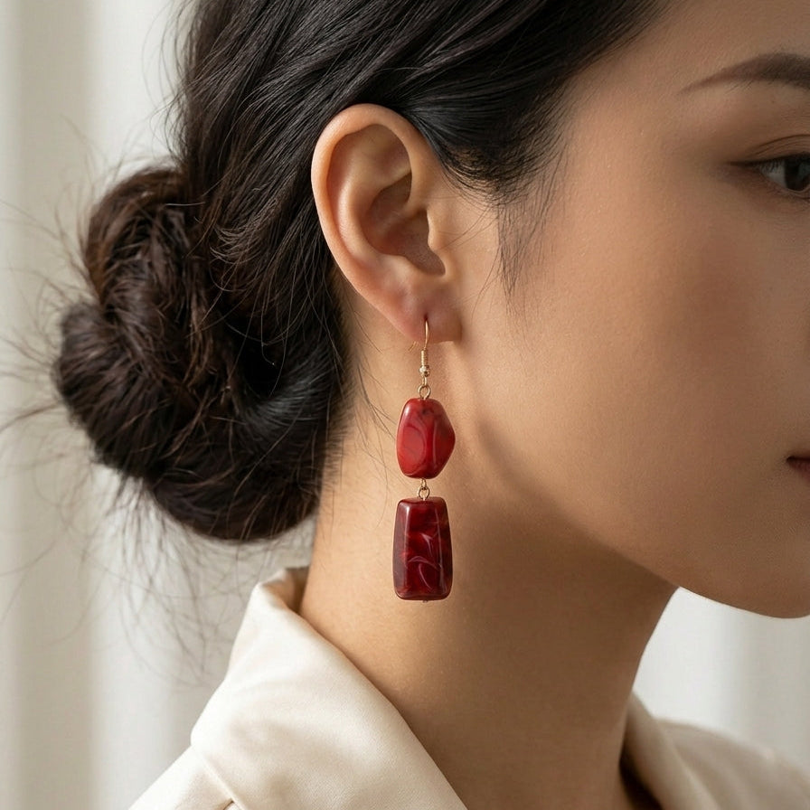 Boucles d'oreilles pendantes bicolores en résine effet marbré rouge
