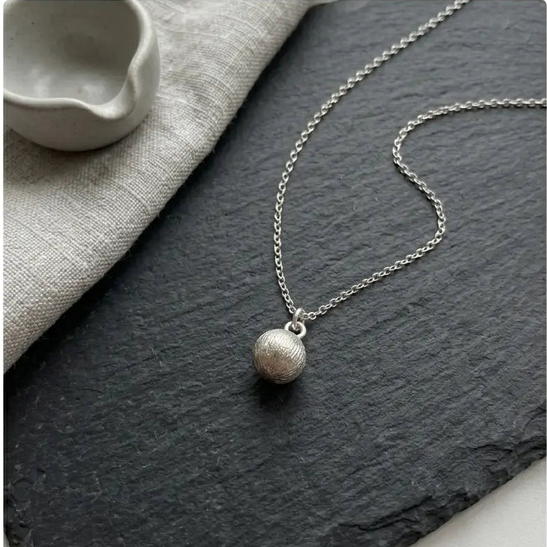 Collier Minimaliste "Sphère Givrée" – Argent Rhodié -Pierre Lannier