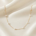 Chaine dorée à perles blanches