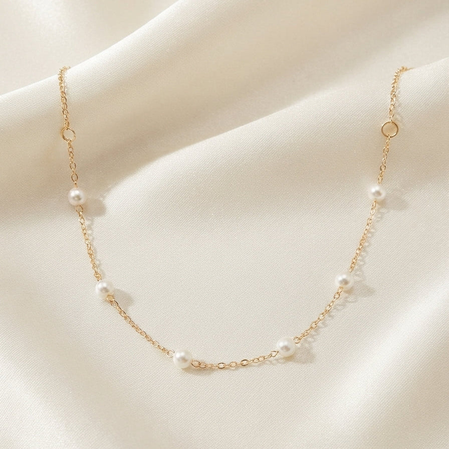 Chaine dorée à perles blanches