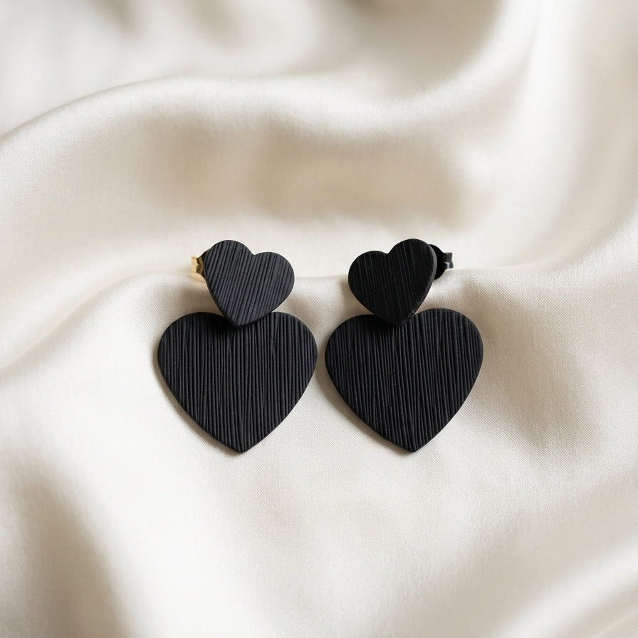 Boucles d'oreilles pendantes doubles cœurs noirs texturés
