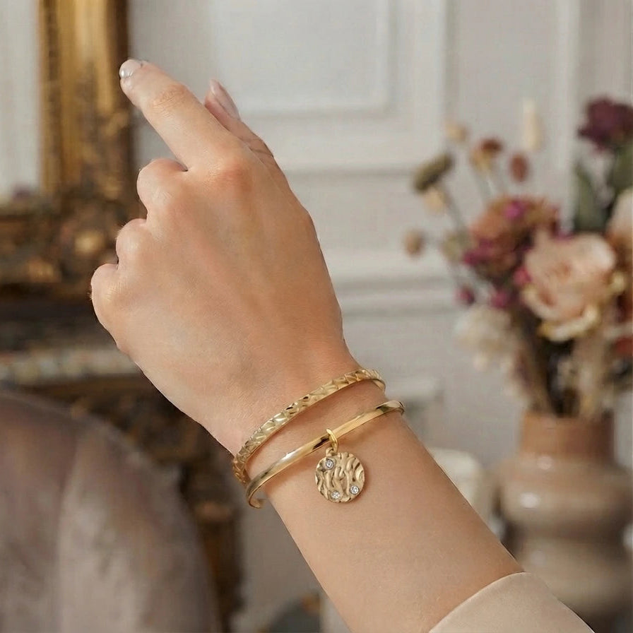 Bracelet Jonc Triple et Médaille Texturée Strass
