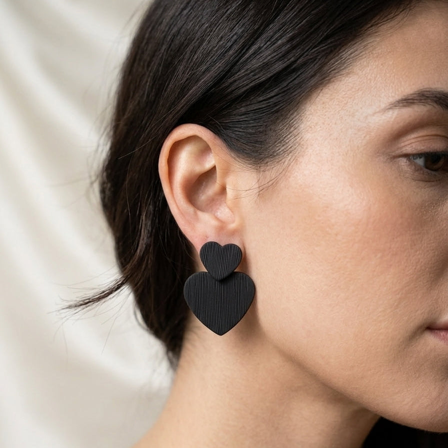 Boucles d'oreilles pendantes doubles cœurs noirs texturés