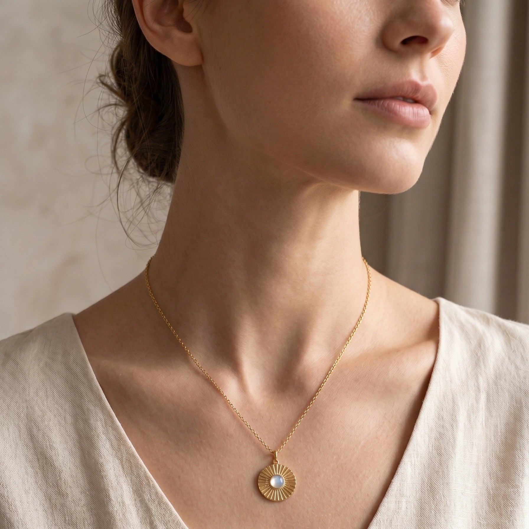 Collier Solaire Médaille Pierre de Lune Synthétique – Plaqué Or – Go Mademoiselle