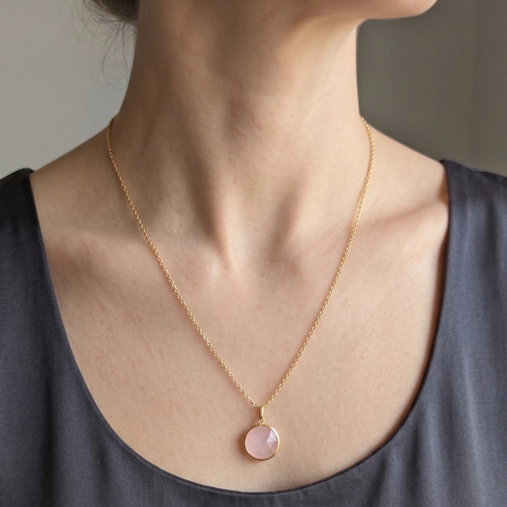 Collier "Iris" en Plaqué Or – Pendentif Rond Rose Pastel Facetté - Go Mademoiselle