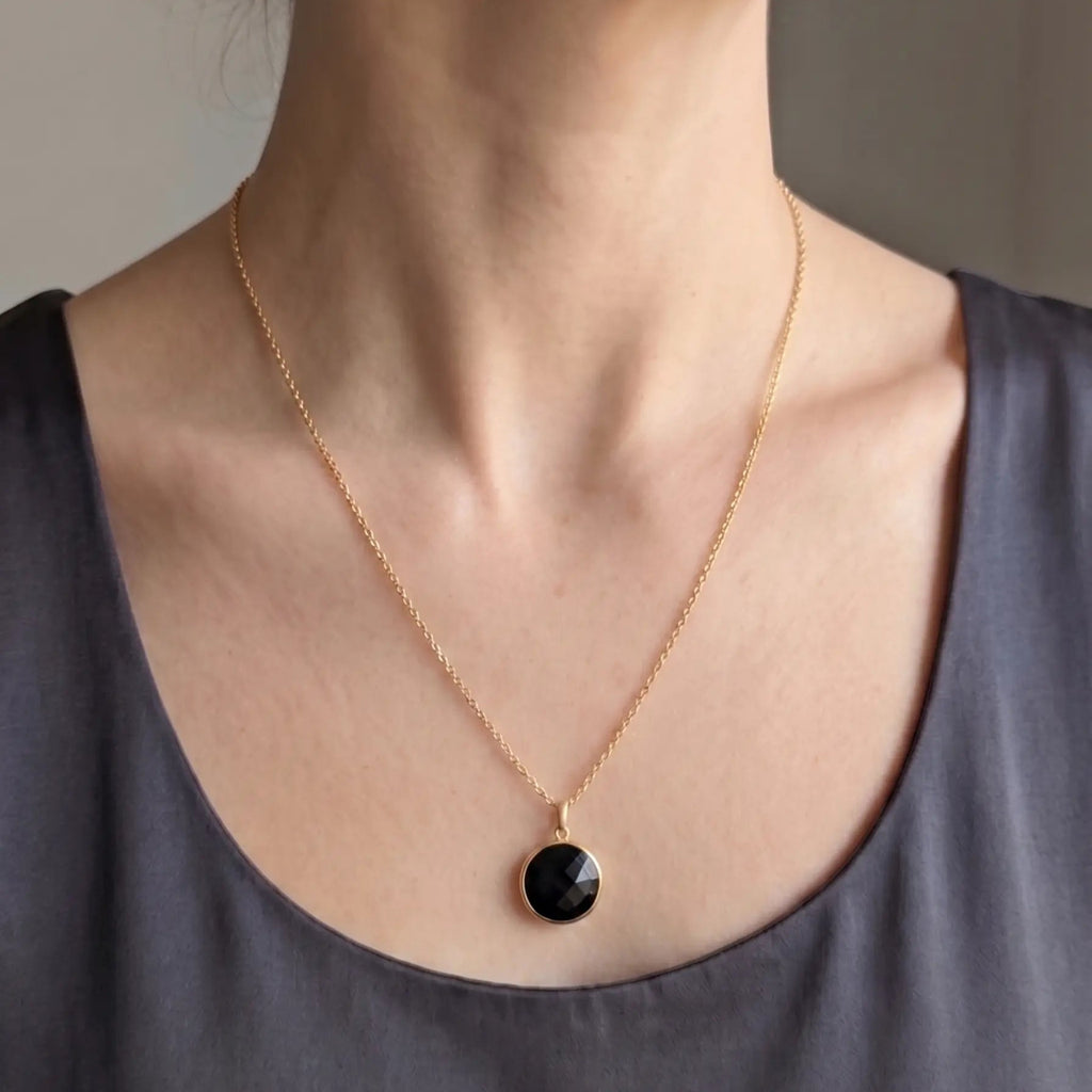 Collier Médaille Facettée Noire en Plaqué Or - Go Mademoiselle