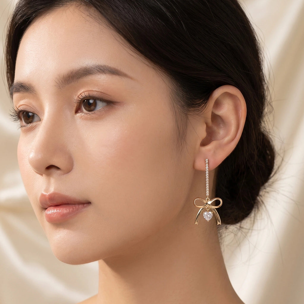 Boucles d'Oreilles Pendantes "Nœud Doré" – Cœur Étincelant