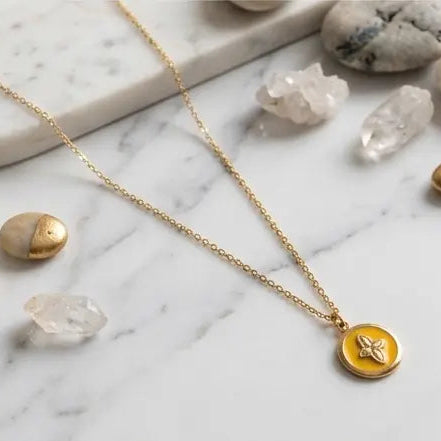 Collier Médaillon Émaillé doré et Trèfle Stylisé