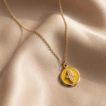 Collier Médaillon Émaillé doré et Trèfle Stylisé