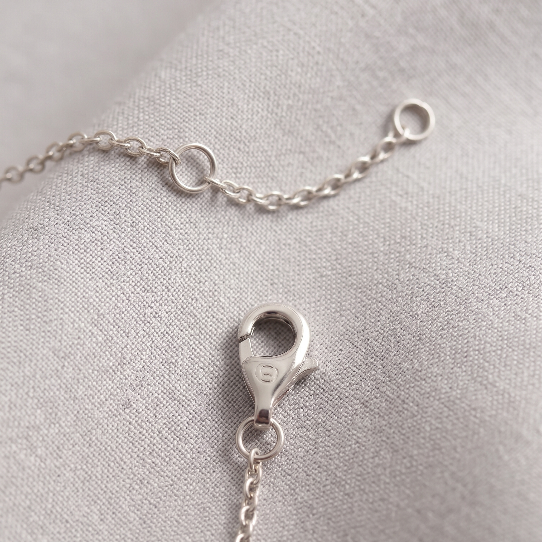 Bracelet Fine Chaîne et Pendentif Améthyste Ciselé – Argent Rhodié- Pierre Lannier