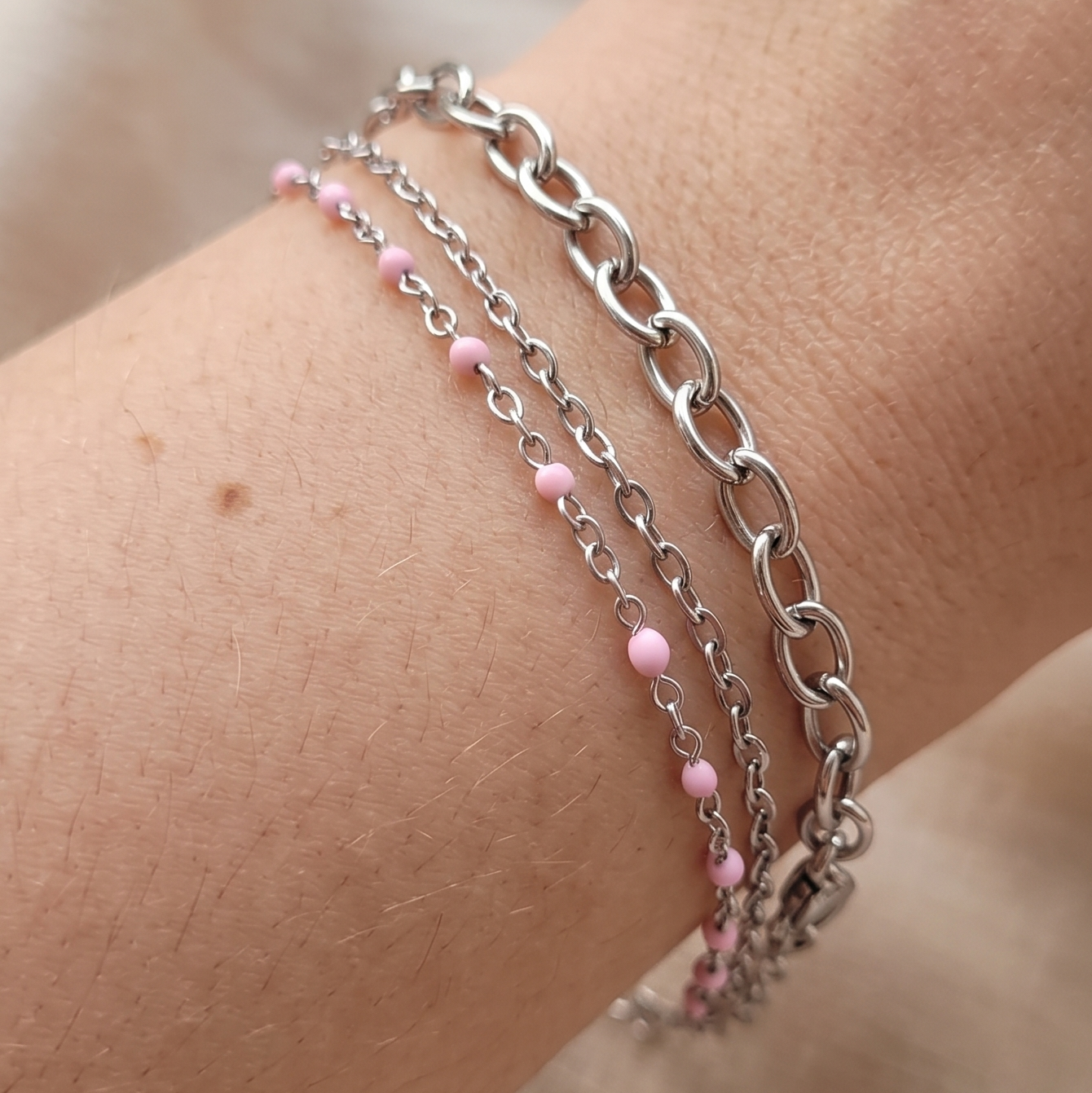Bracelet Multi-Chaînes Élégance – Acier Inoxydable & Perles Roses – Collection Pierre Lannier