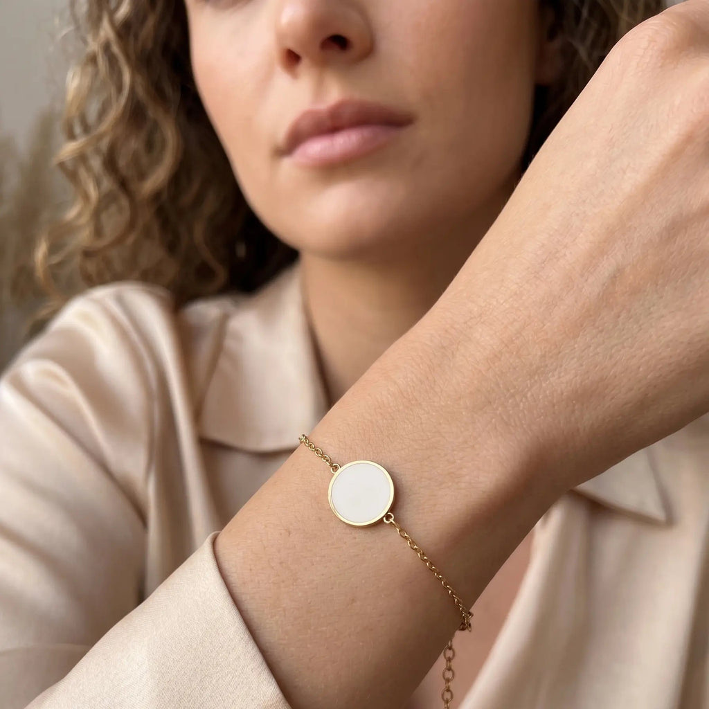 Bracelet Médaillon Signature – Pierre Lannier – Doré et Éclat Nacré