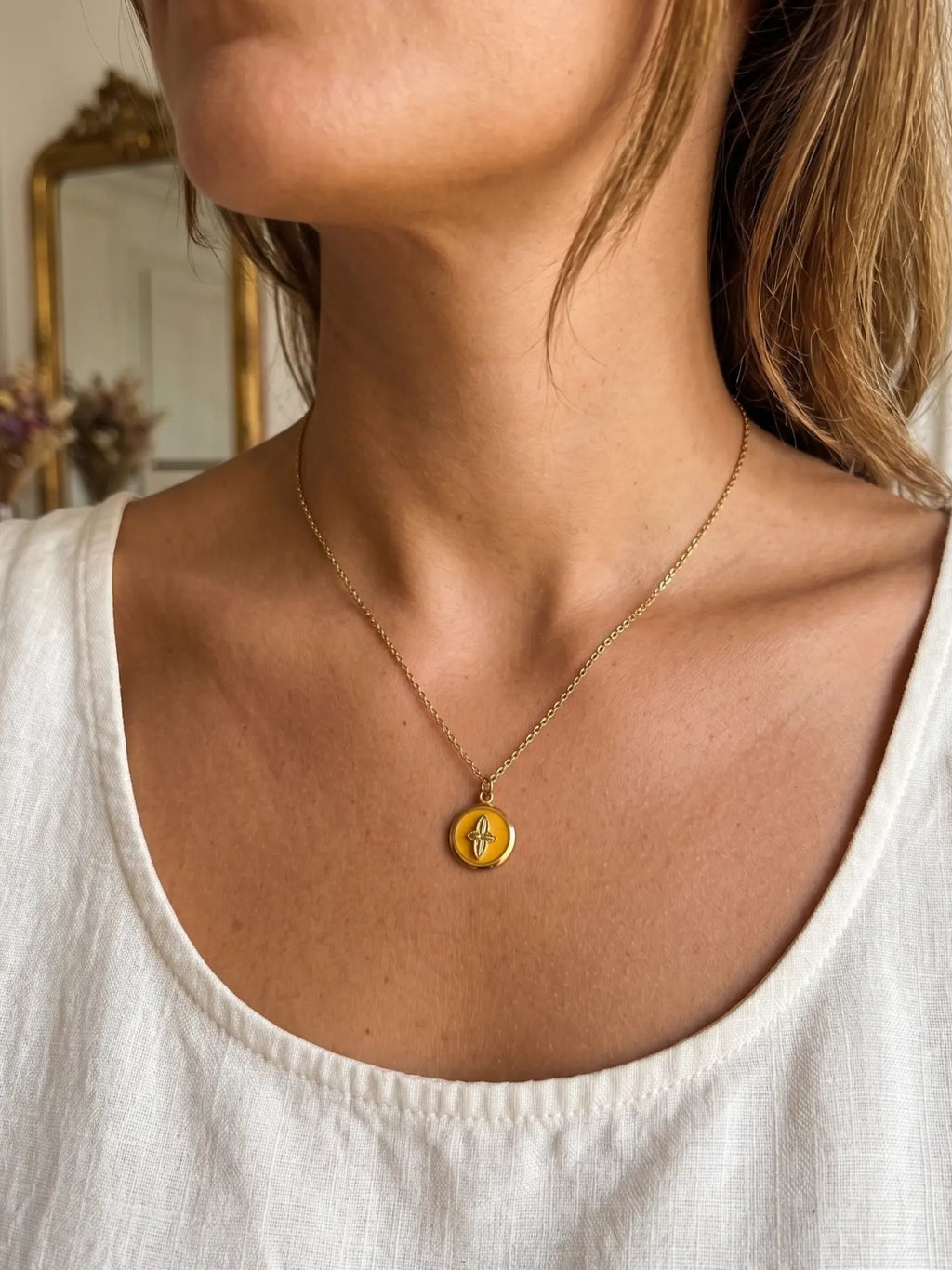 Collier Médaillon Émaillé doré et Trèfle Stylisé