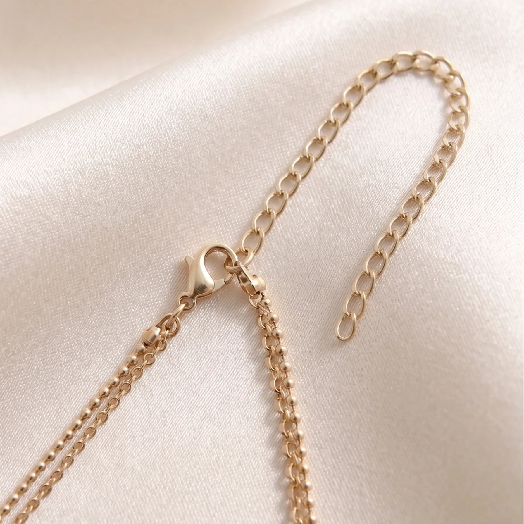 Collier Plume & Perles Synthétiques  – Go Mademoiselle
