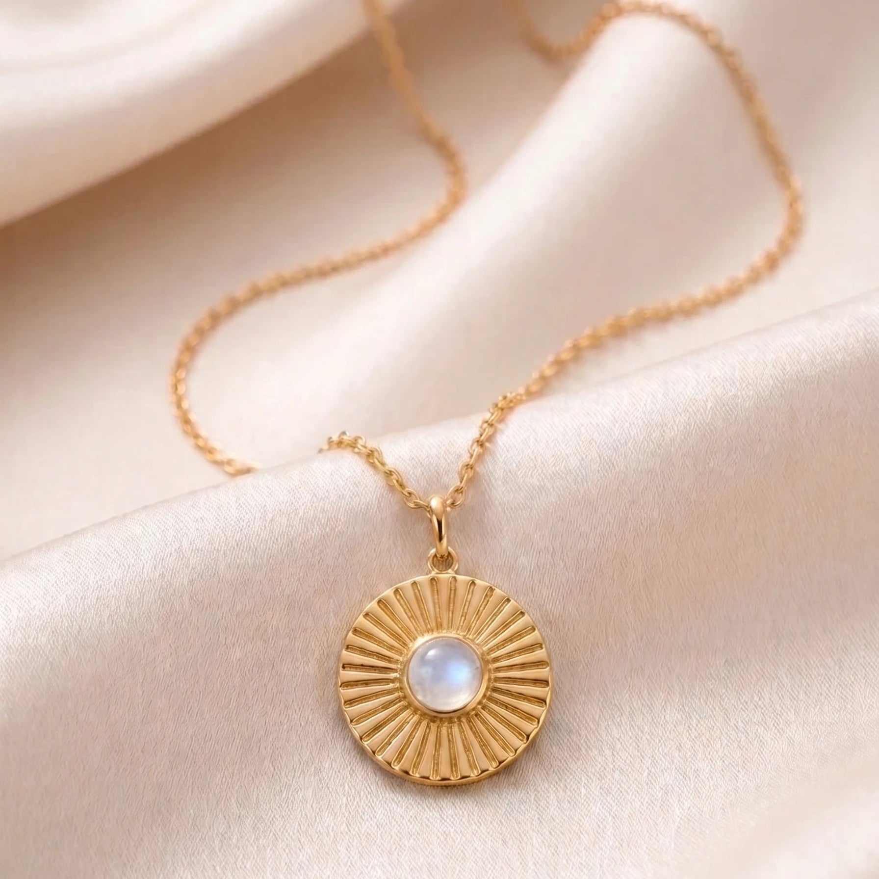 Collier Solaire Médaille Pierre de Lune Synthétique – Plaqué Or – Go Mademoiselle