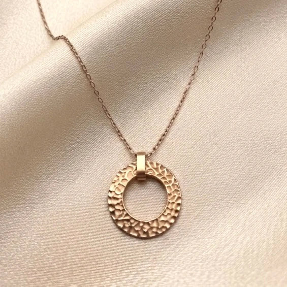 Collier Cercle Martelé – Élégance en Acier Rose - Pierre Lannier