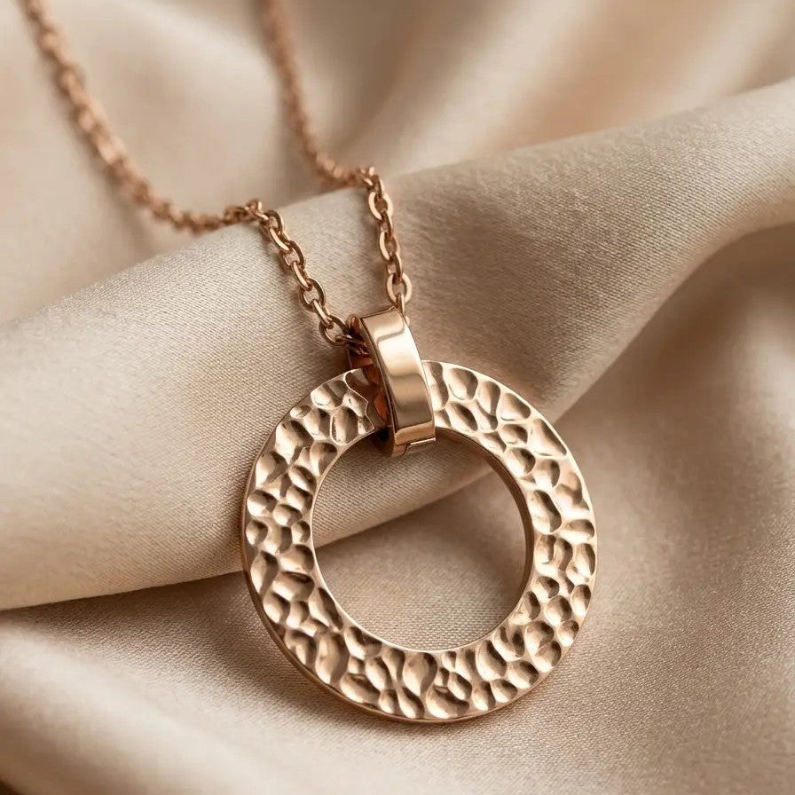 Collier Cercle Martelé – Élégance en Acier Rose - Pierre Lannier