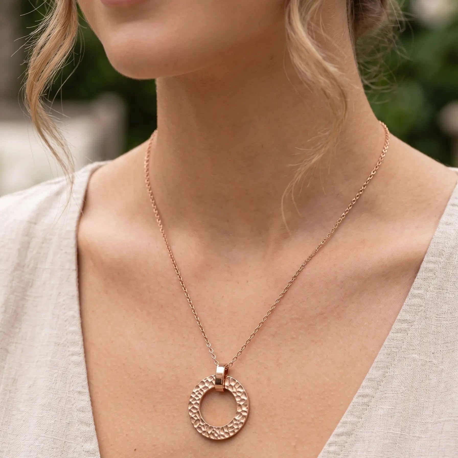 Collier Cercle Martelé – Élégance en Acier Rose - Pierre Lannier